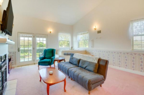 Ocean Shores Condo with Private Tub Less Than 1 Mi to Beach!